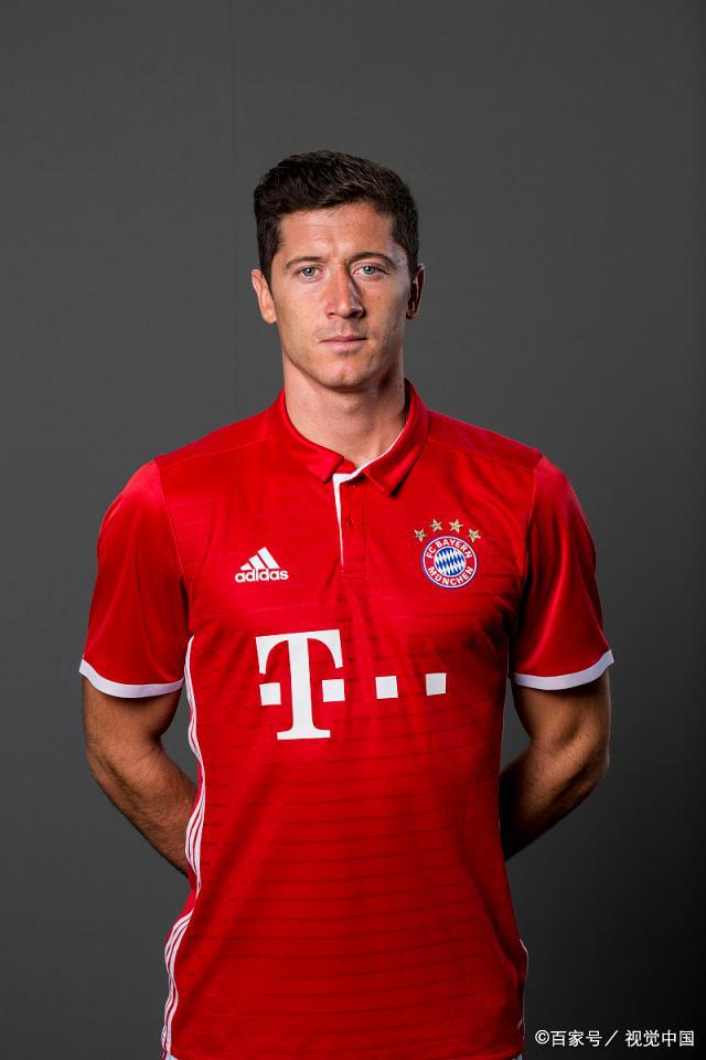  莱万多夫斯基意外战胜巴黎圣日耳曼，大比分获胜引爆全场！引发球迷热议