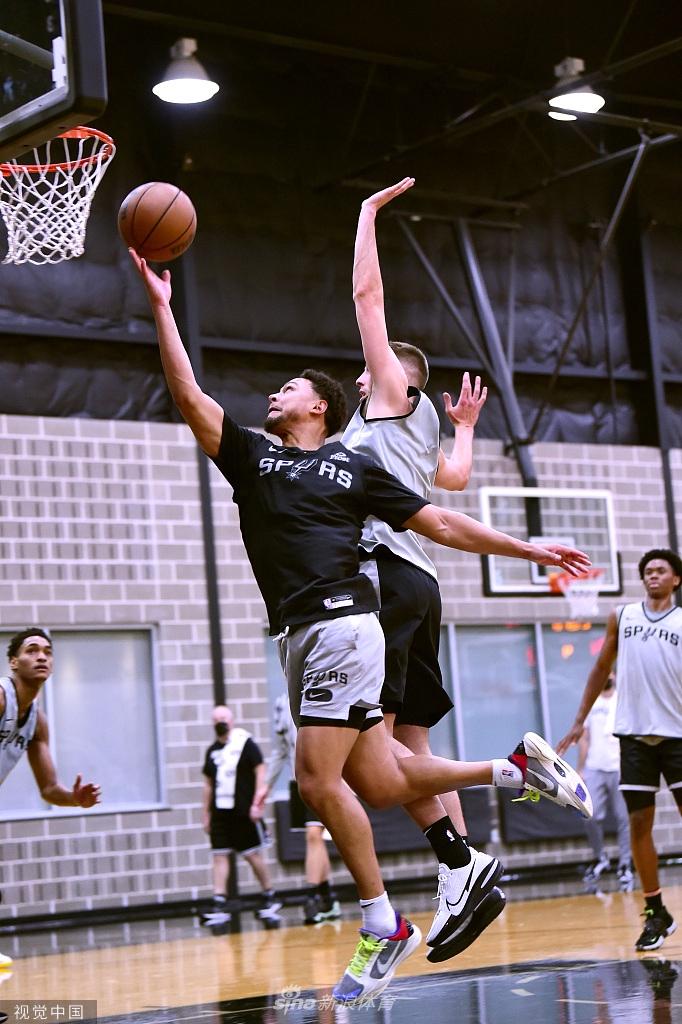 圣安东尼奥马刺内部会议纪要流出:今晨防线松动,意甲使命明确,官宣口径保持一致 圣安东尼奥马刺内部会议纪要流出:今晨防线松动,意甲使命明确,官宣口径保持一致