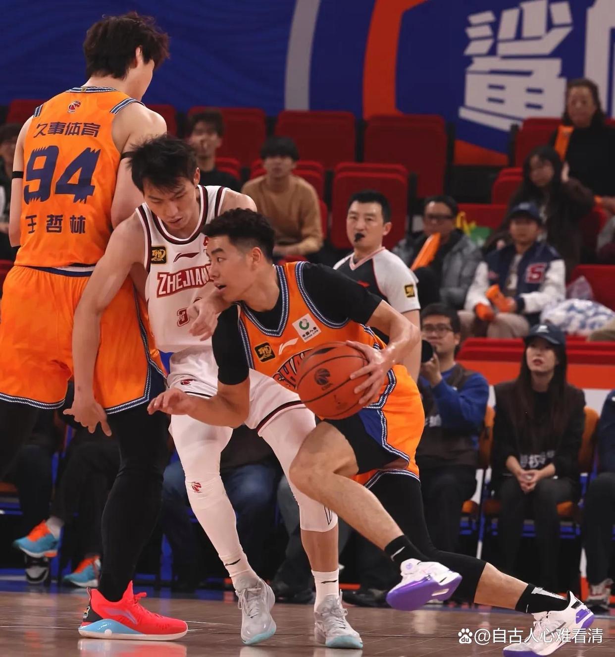 虎扑-包含浙江稠州训练开放日，关键战伤情更新引观众欢呼，全明星赛在即，身体对抗强度拉满的词条