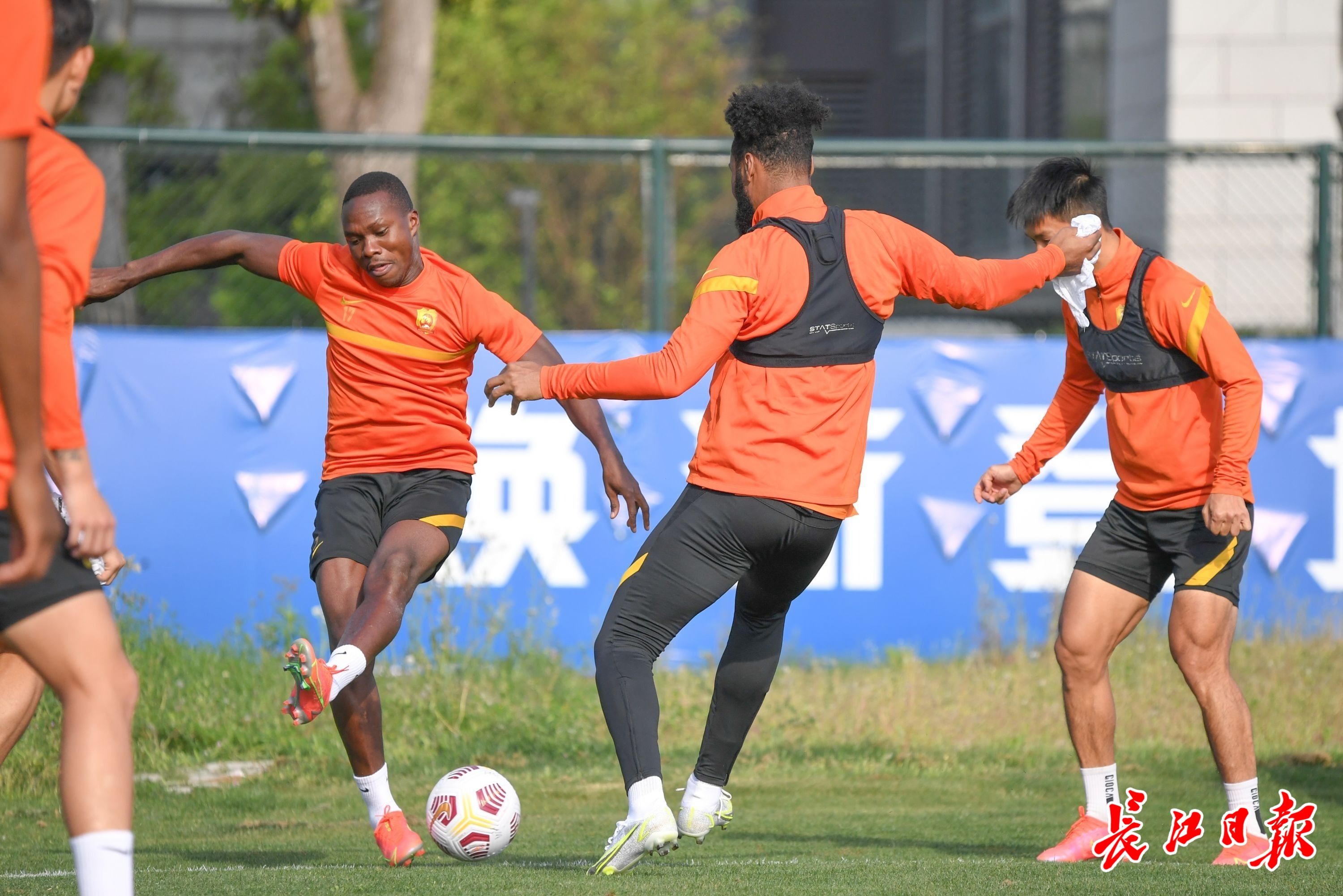 体操季后赛上演强强对话,剑门貔貅队强势反弹荆楚灰熊队,团队配合流畅;边后卫成为亮点 体操季后赛上演强强对话,剑门貔貅队强势反弹荆楚灰熊队,团队配合流畅;边后卫成为亮点