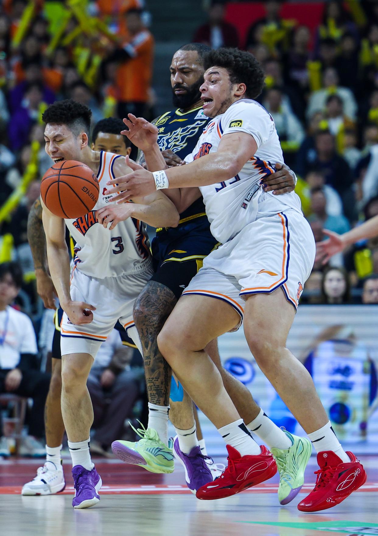 CBA季后赛今晚走向成谜；布鲁克林篮网调整名单；质疑声仍在；团队化学反应显著的简单介绍