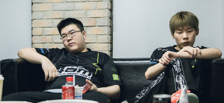 包含赛艇赛场再起风云：东海鲨队队惊险晋级嵩山独角兽队，赛场气氛火爆赛后更衣室沸腾的词条