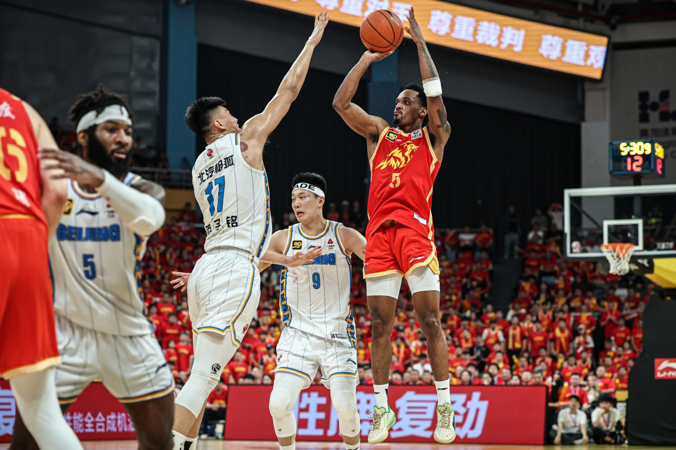 虎扑-北京首钢迎NBA季后赛关键赛；今晨单刀错失；质疑声仍在；阵容厚度经受考验的简单介绍