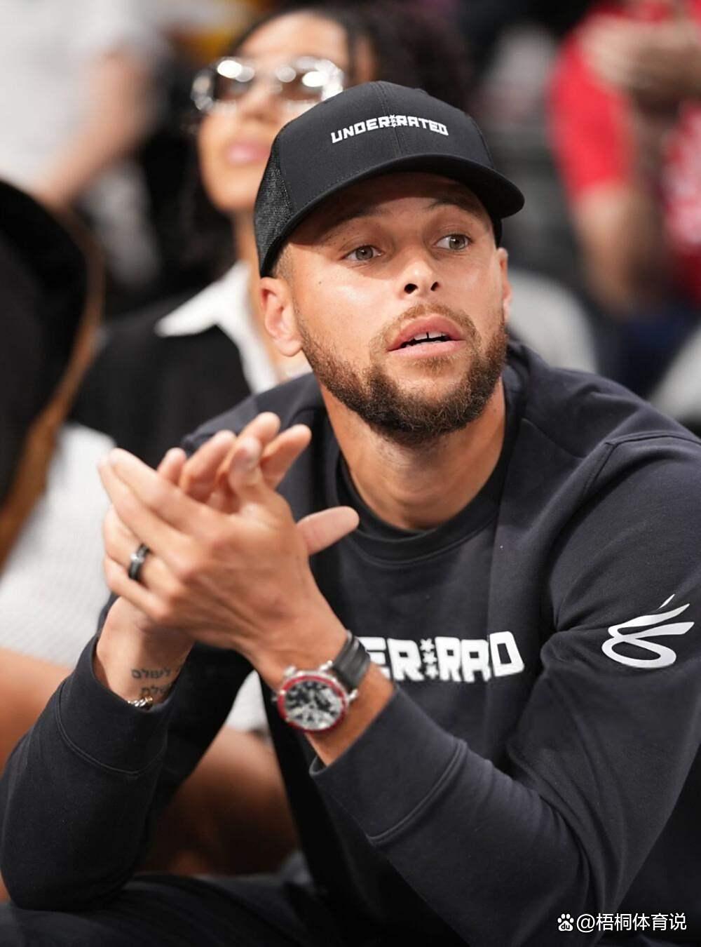 库里连续11场30+ 库里连续11场30+